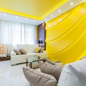 Žltá a biela interiér obývacej izby