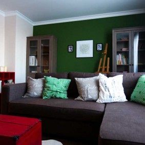 Zelená stena ako prízvuk v obývacej izbe