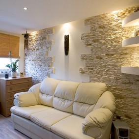 kamenná výzdoba stien obývacej izby