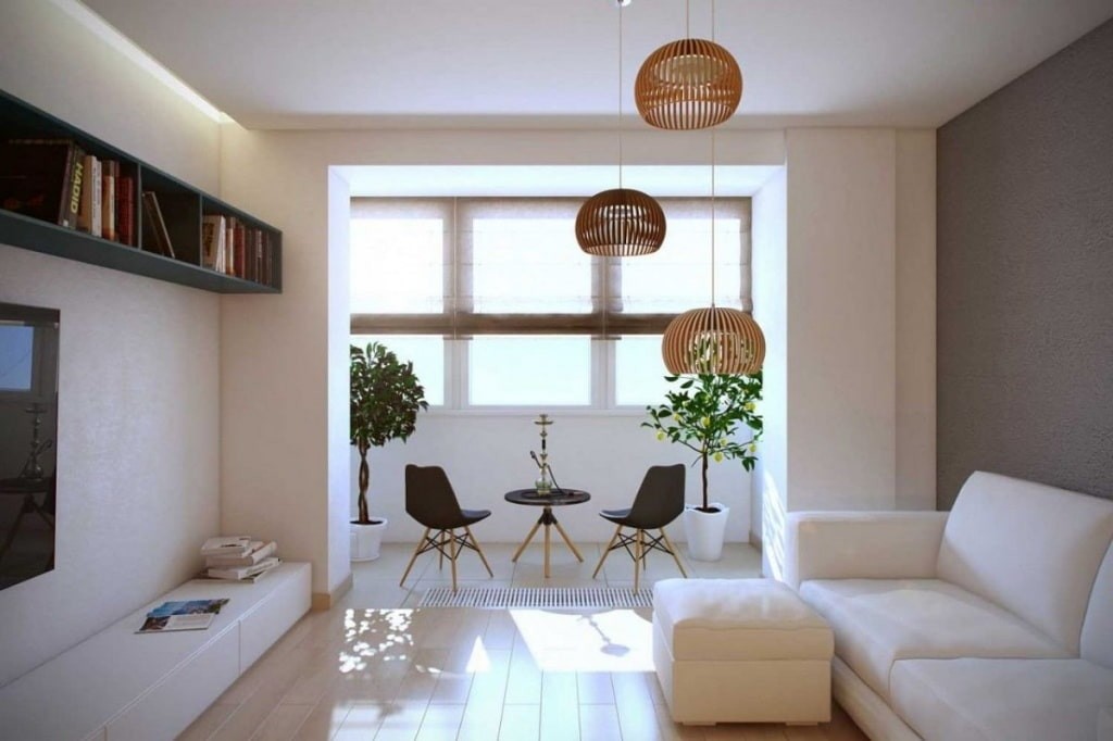 Weißes Sofa im Wohnzimmer mit angebrachter Loggia