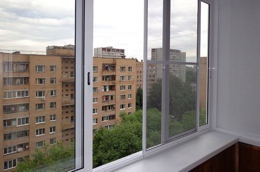 Aluminium schuiframen op een loggia van negen verdiepingen