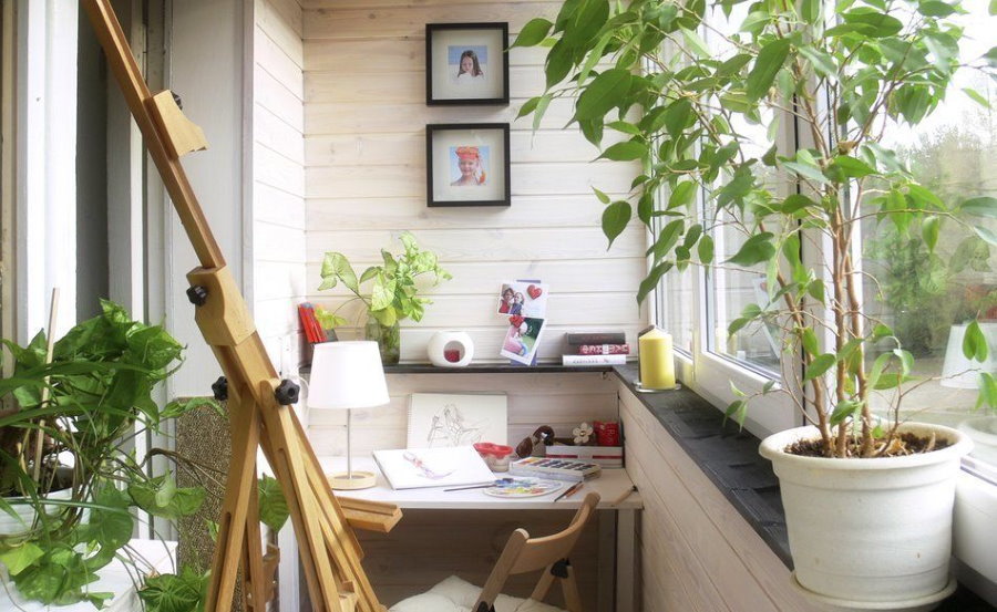 Werkkamer op een balkon met een take-out