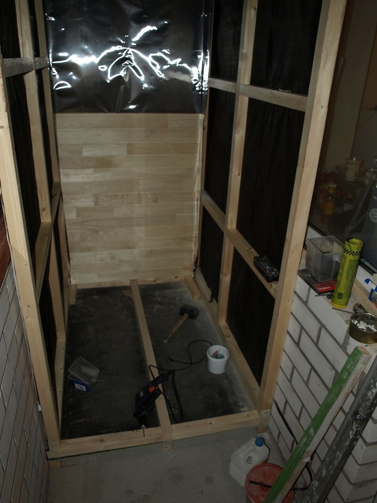 Costruzione di un telaio a parete per una sauna sul balcone