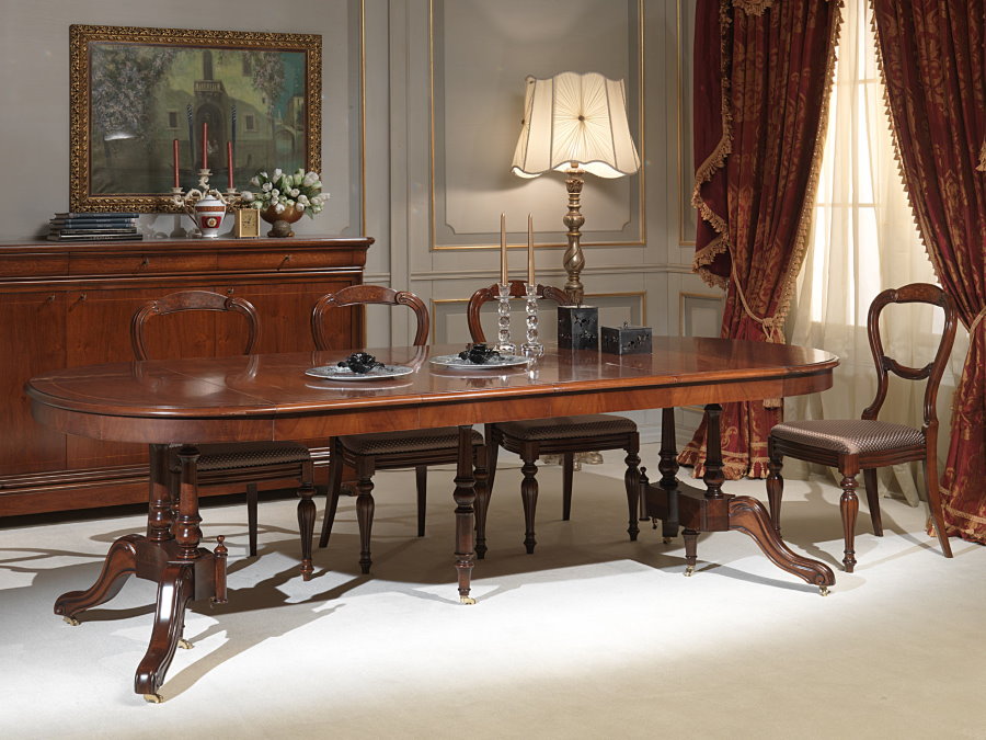 Mesa extensível de madeira na sala de estilo clássico