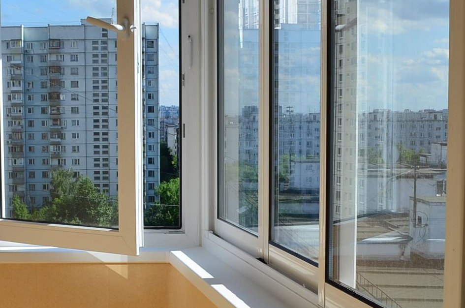 Pinagsamang glazing ng isang balkonahe sa isang panel house