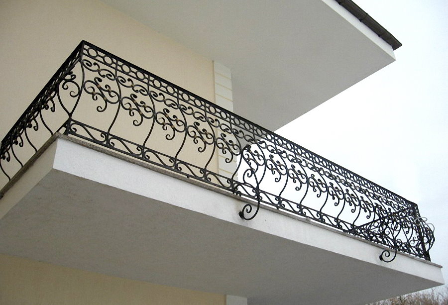 Rækværk af en åben balkon med smedte elementer