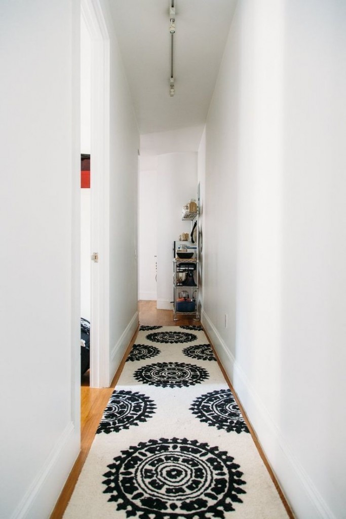 Um tapete longo em um corredor muito estreito