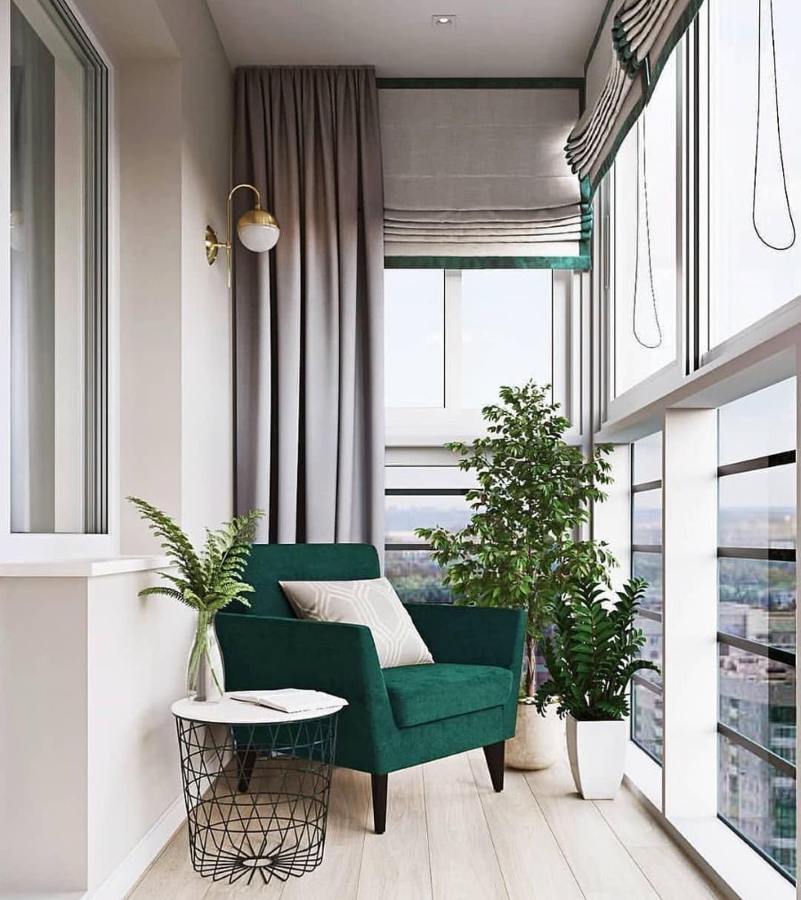 Smaragda krēsls uz ērta balkona