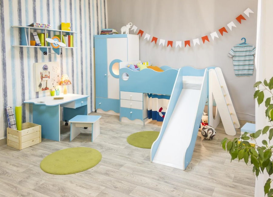 Kinderbett mit einer Rutsche in einer Reihe von modularen Möbeln