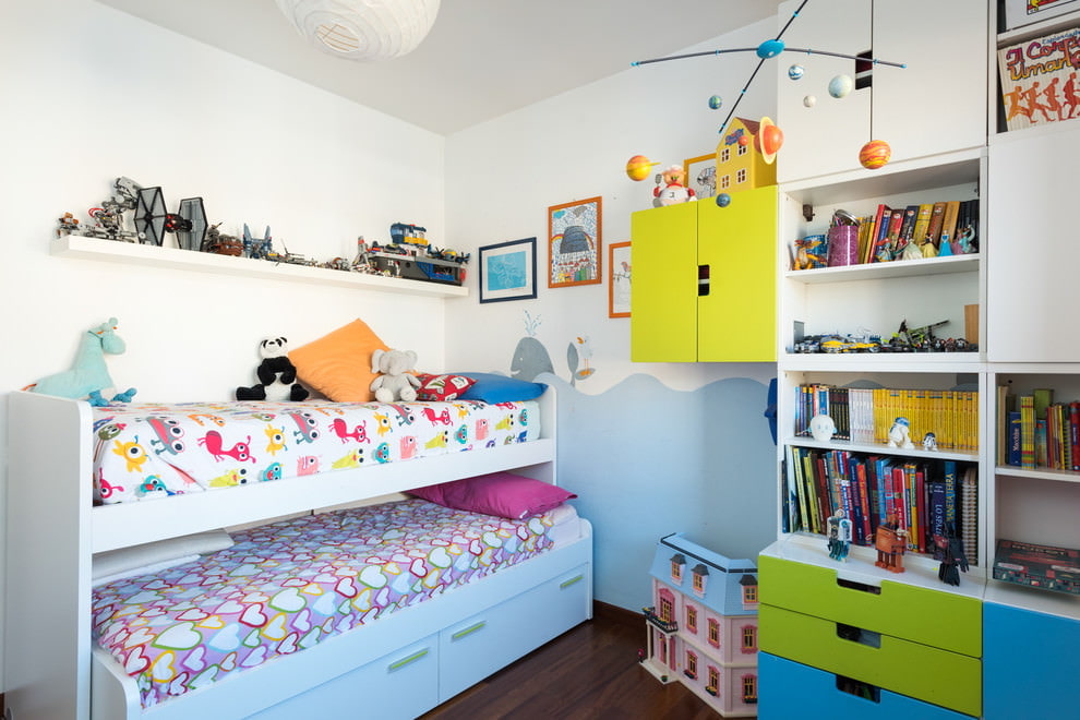 Vyťahovacia posteľ v malej detskej izbe