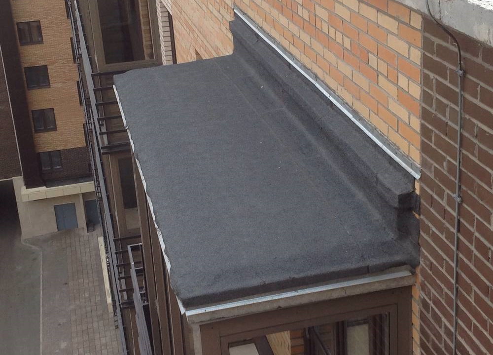 Üst kattaki balkonun çatısının su yalıtımı