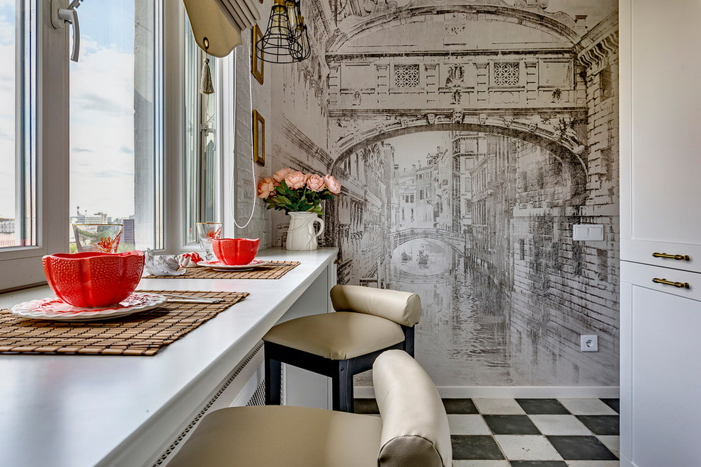 Papel de parede com impressão de fotos na cozinha de um apartamento de dois quartos
