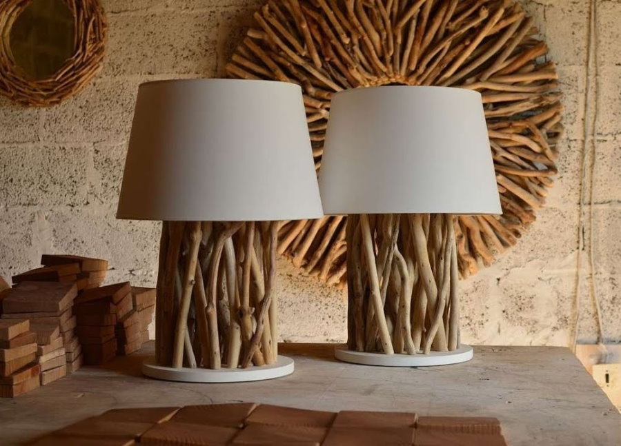 Lampor från trädgrenar för dekor av vardagsrummet i landet