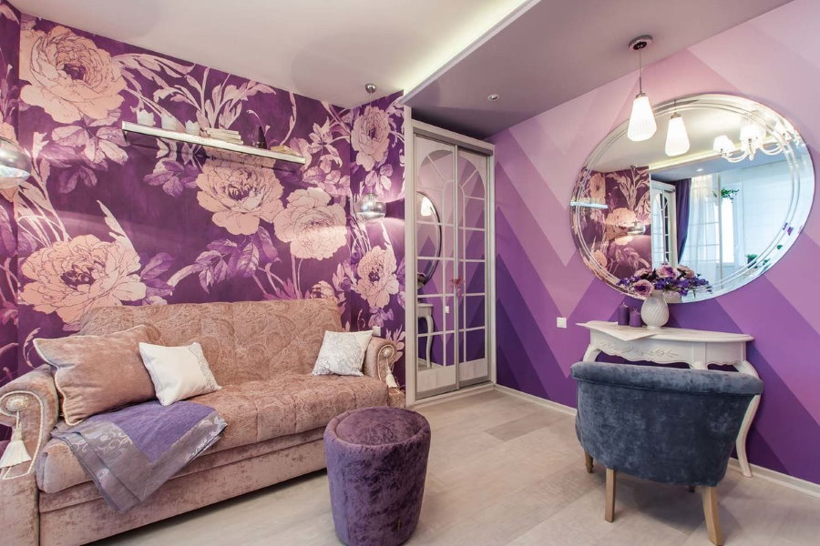 Lilac wallpaper in a room with a large mirror
