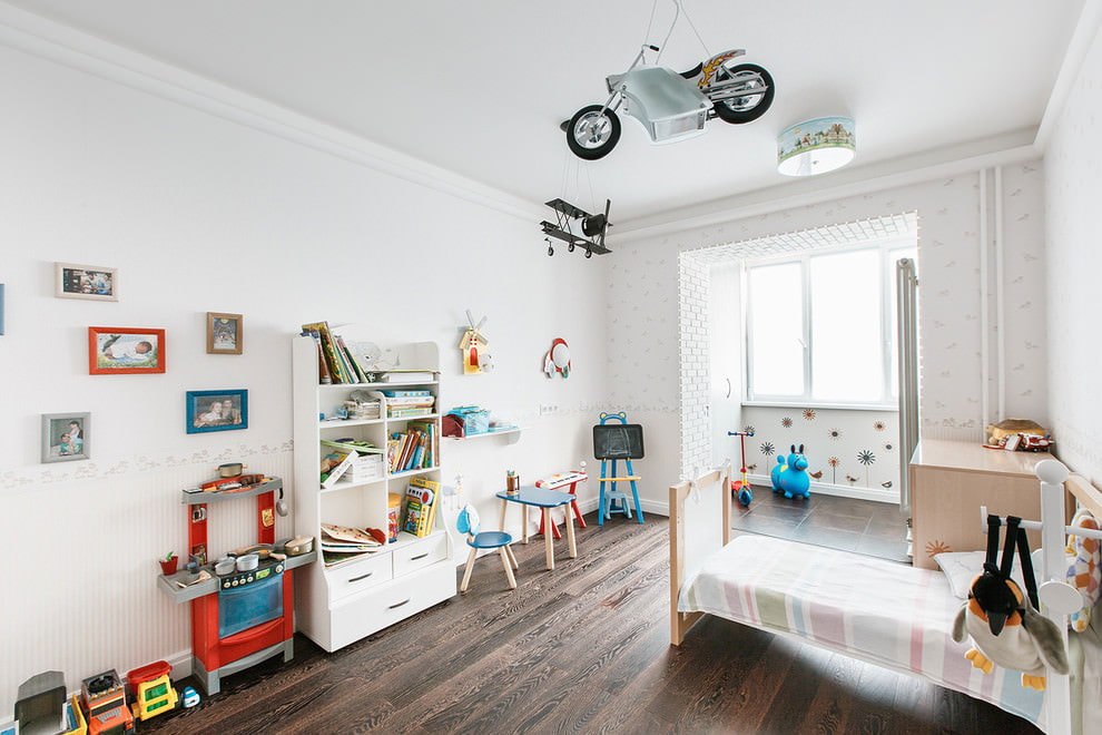 Lys skandinavisk stil barnehage med lekeområde