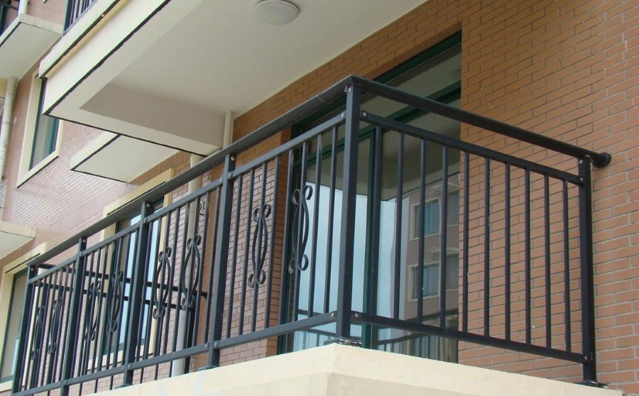 Metallräcke på den öppna balkongen