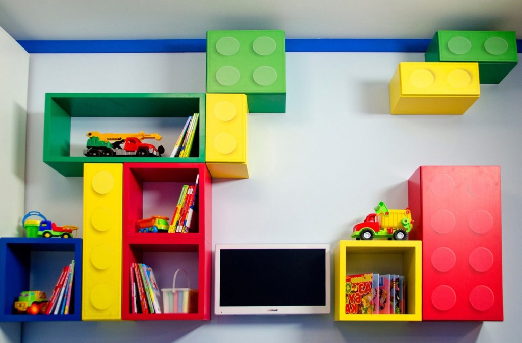 Prateleiras modulares brilhantes na parede do quarto das crianças