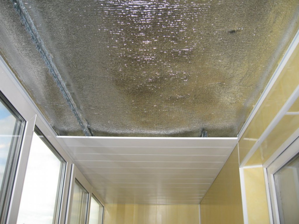 Balkonun tavanına PVC panellerin montajı