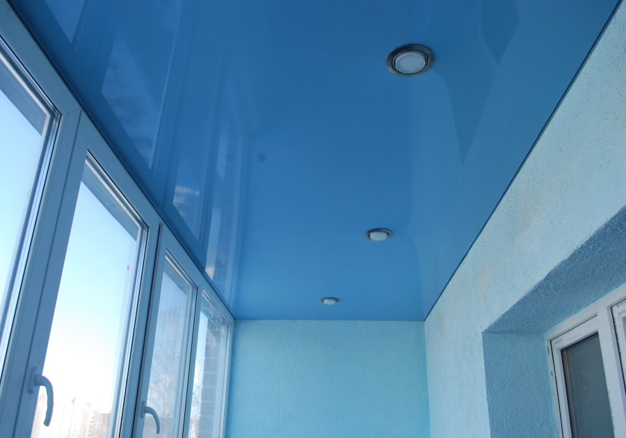 Sıcak bir balkonda mavi streç tavan
