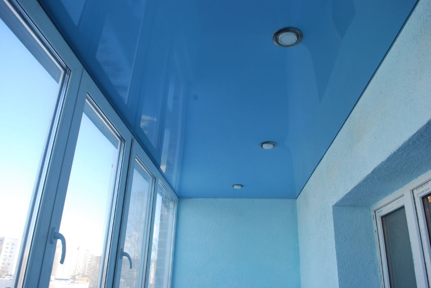 תקרה מתיחה כחולה במרפסת הדירה