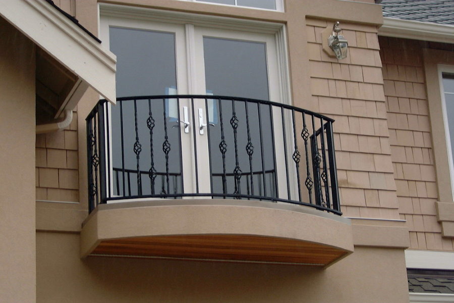 Nuotrauka kompaktiško balkono ant privataus namo fasado