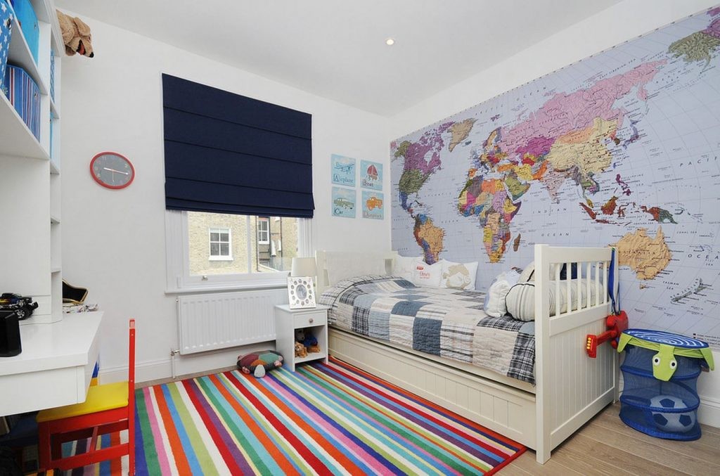Politická mapa světa na zdi dětské ložnice
