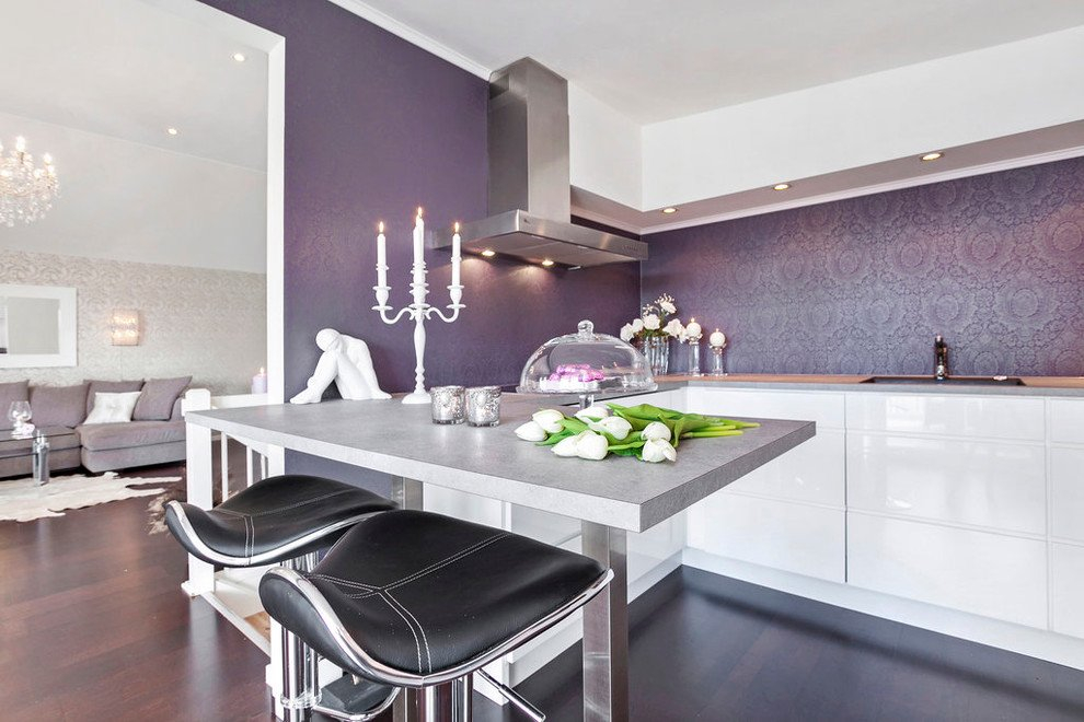 violetiniai tapetai virtuvėje