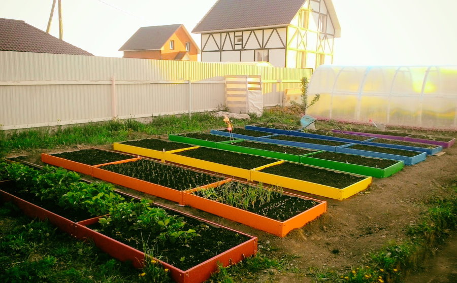 Colored beds in galvanized steel