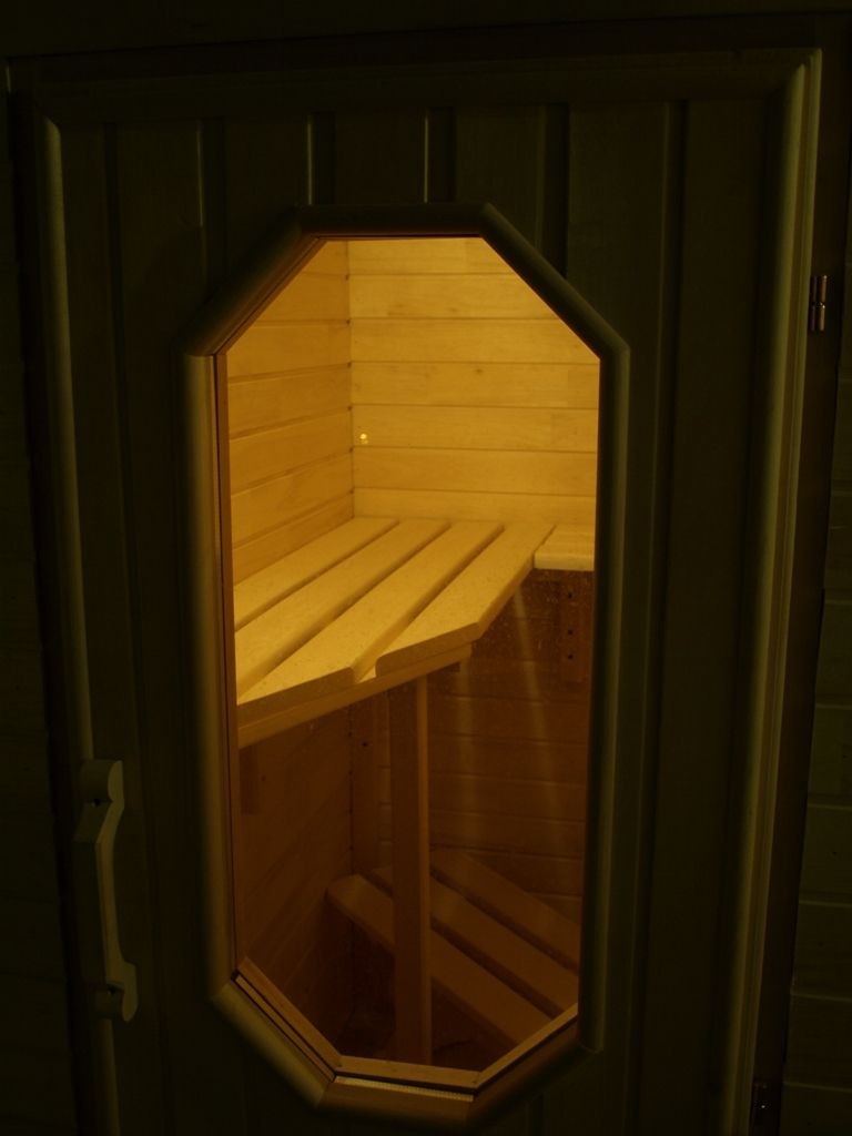 Fereastră în ușa saunei balconului
