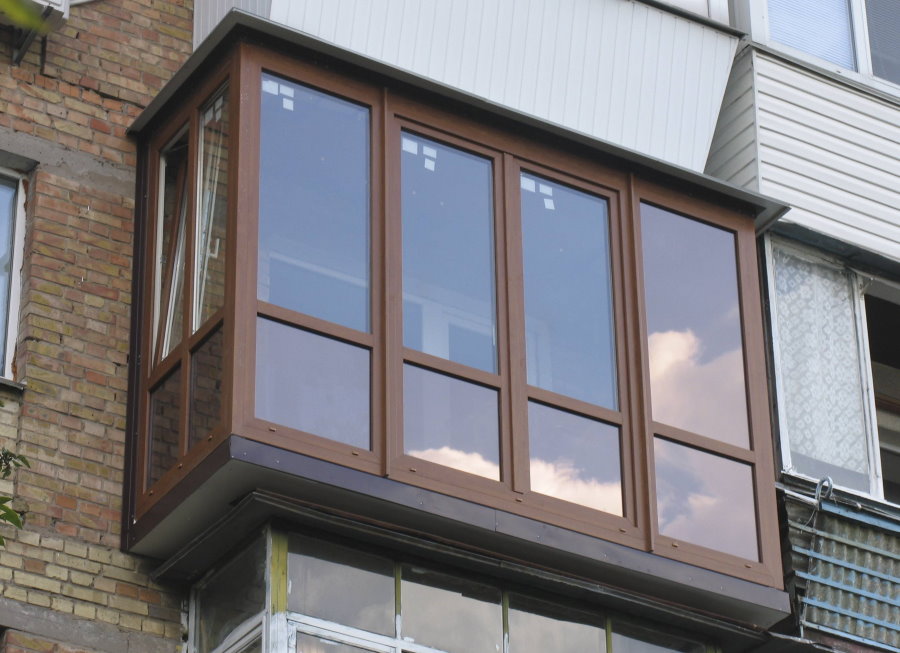 Franse balkonbeglazing in een bakstenen huis