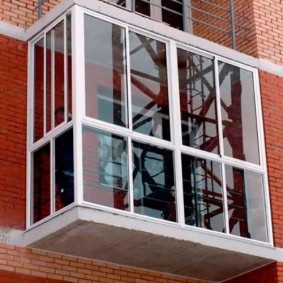 beglazing van balkons en loggia's in de foto-opties van het appartement