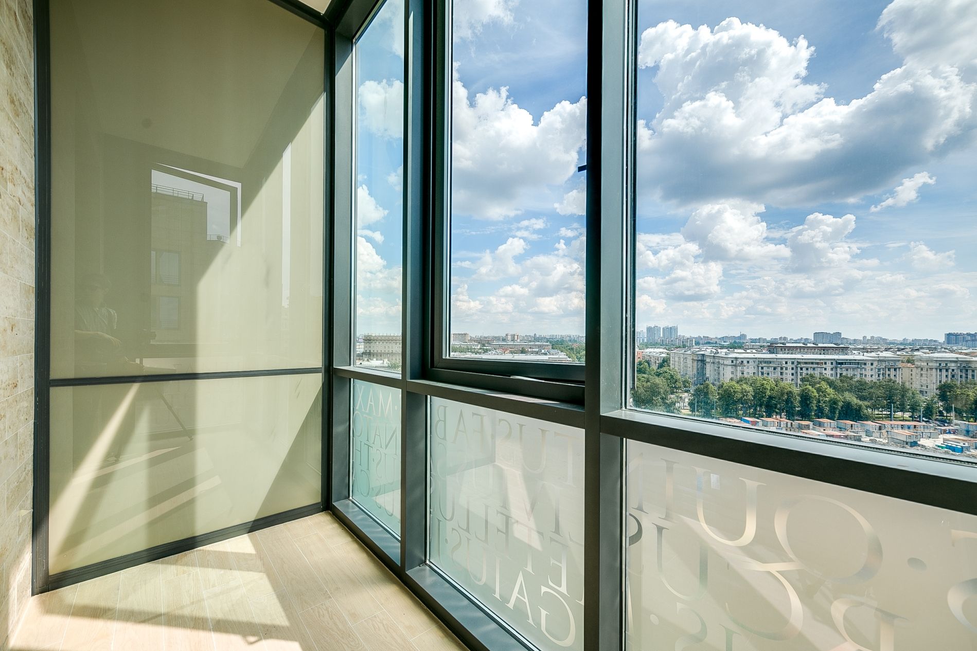 panoramische ramen op het balkon