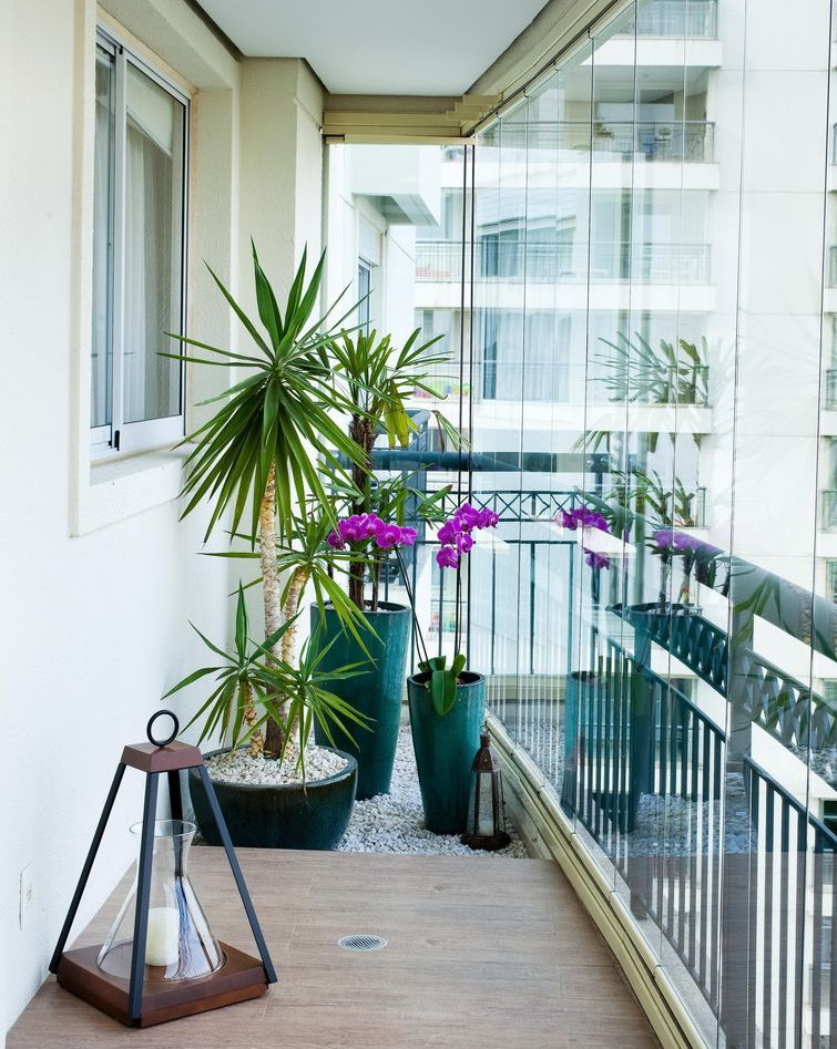Vitraj fără ramă a unui balcon îngust într-un apartament