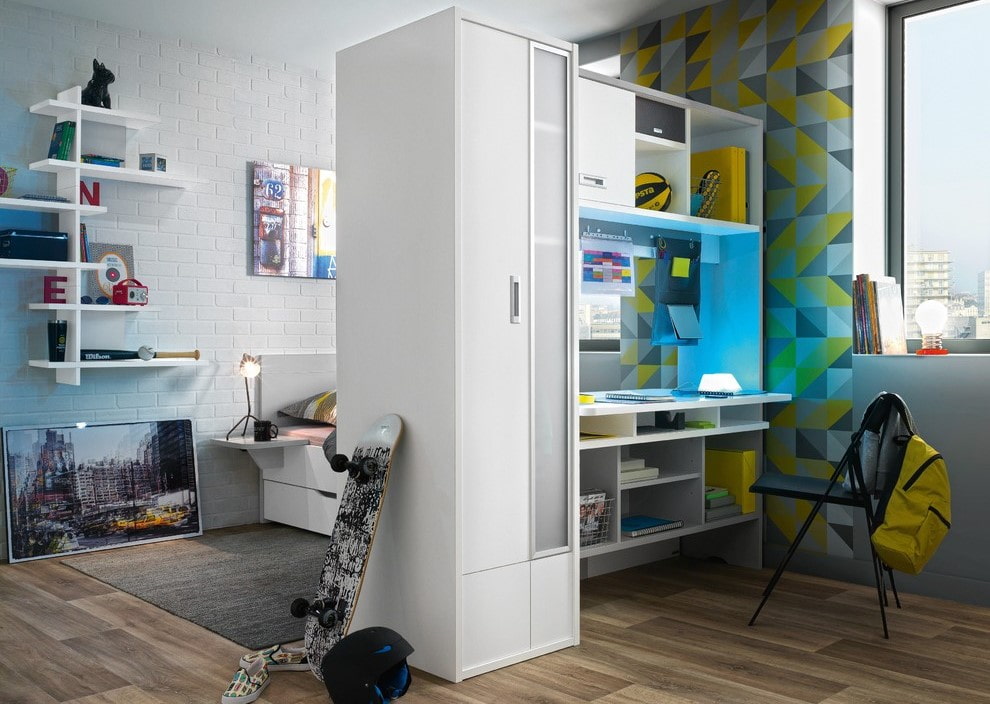 Wardrobe partition in the boy’s room