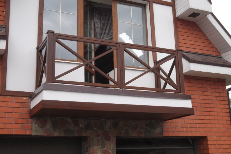 Ringhiera in legno sul balcone del cottage
