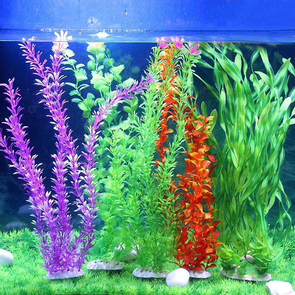 Plastic decoratieve planten in een thuisaquarium