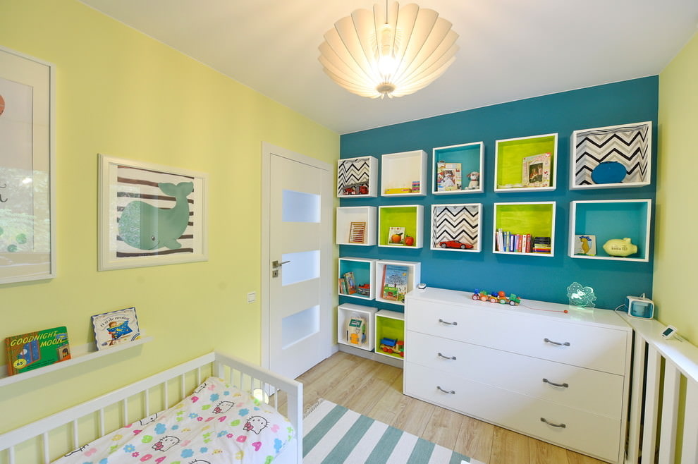 Scaffali modulari nella camera da letto di un neonato