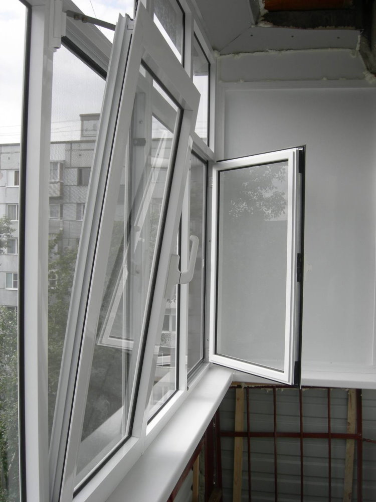 Balansoarele balansoare pe geamurile balconului