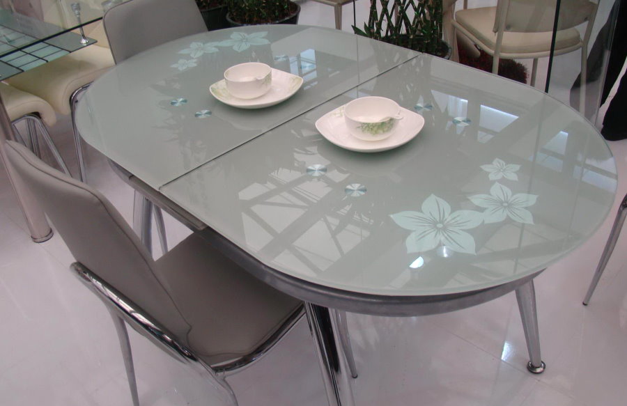 Kuchynský skladací stôl so sklenenou doskou
