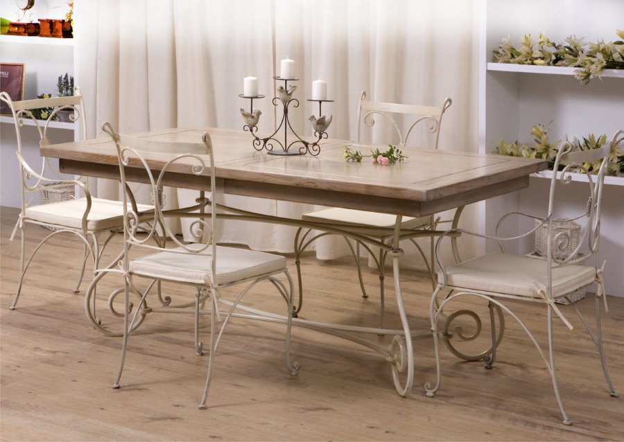 Sammenleggbart bord i det indre av stuen i Provence-stil