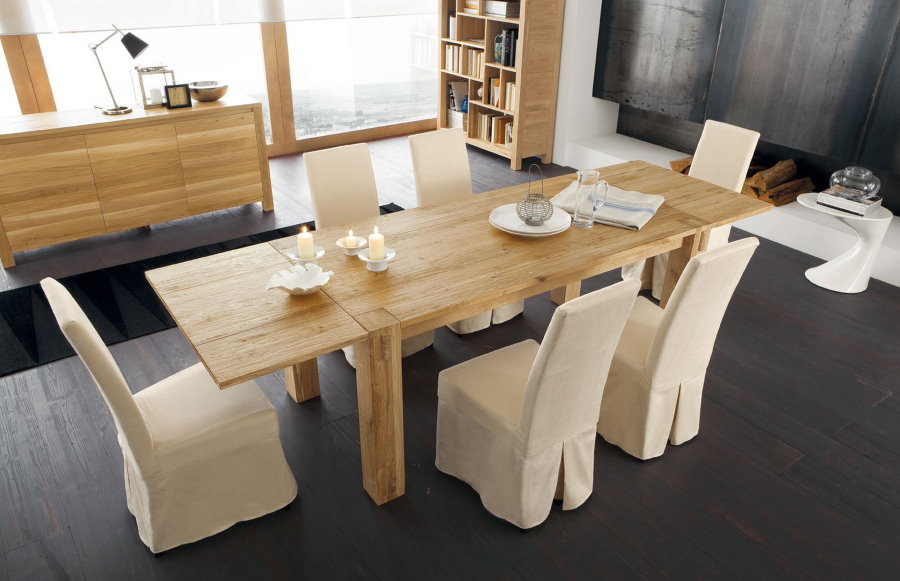 Møbler laget av naturlige materialer i en stue i øko-stil
