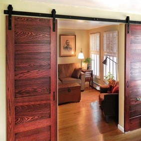 Dubbel dörr med träfläck