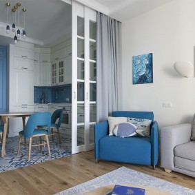 Blå möbler i kök-vardagsrummet