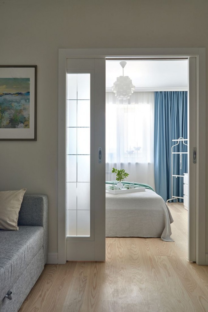 Ușă glisantă albă între dormitor și sufragerie