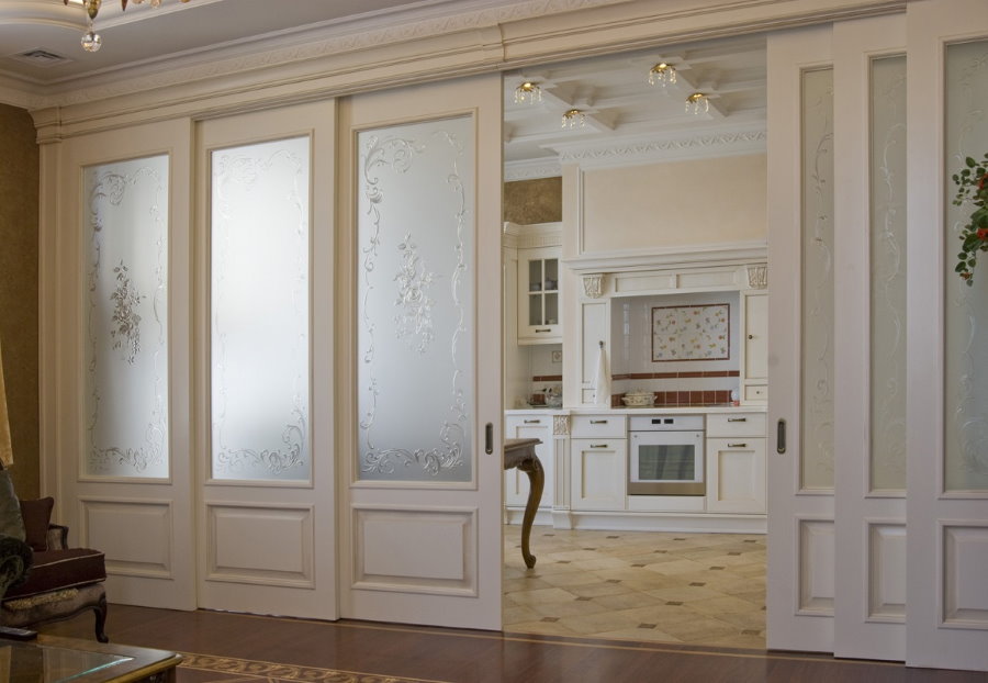 Uși glisante pentru un interior luxos în stil clasic