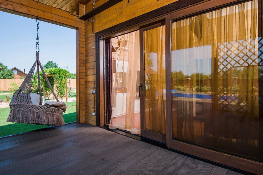 Uși glisante pe terasa unei case private