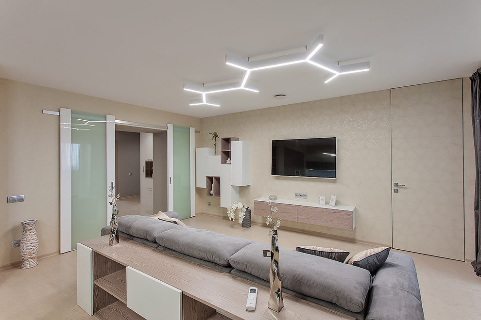 Lineárne svetlá na bielom strope obývacej izby