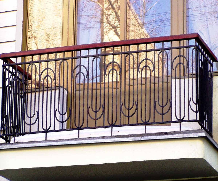 Gittergeländer auf dem offenen Balkon der Wohnung