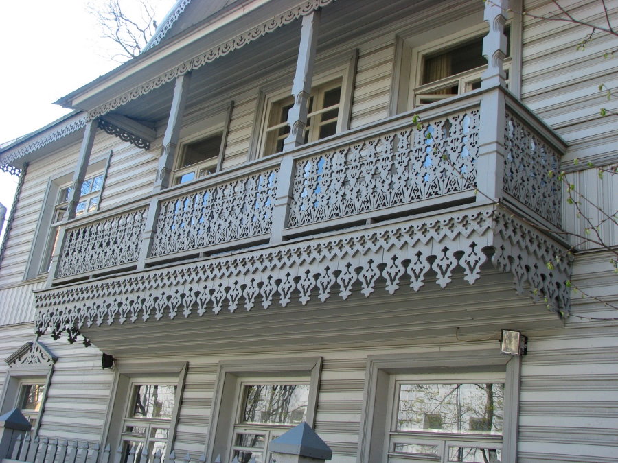 Bellissimo balcone con intagli in legno