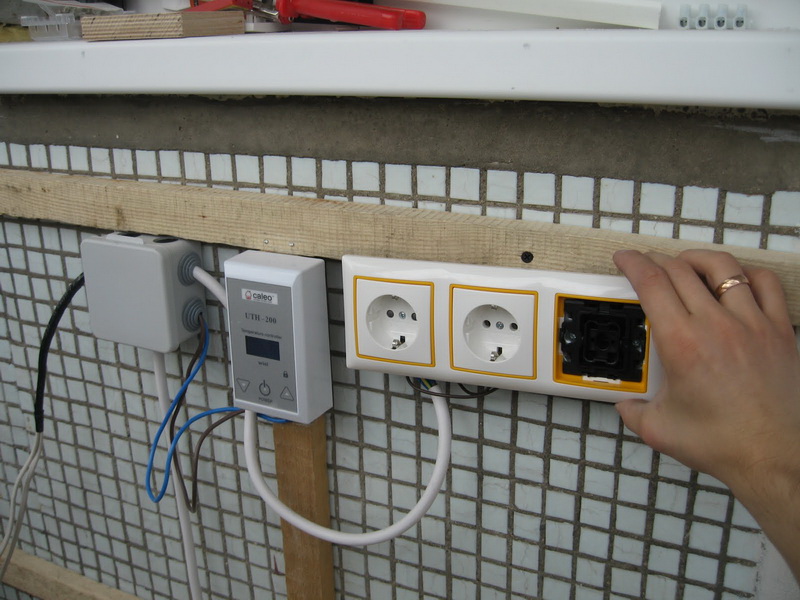 Ang pag-install ng mga socket para sa isang sauna sa isang pader ng loggia